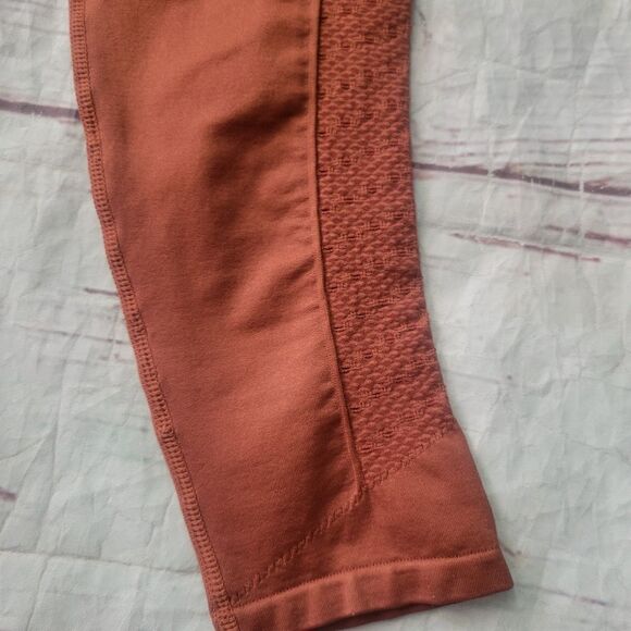 Fabletics Sync High-Waisted Perforated 7/8 Leggings Size Small NWT - Picture 6 of 7